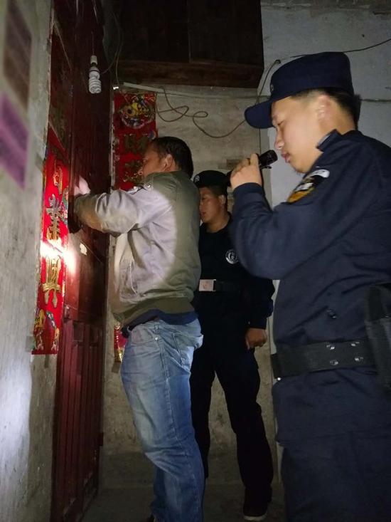 兴安盟粗心妈妈误将幼女锁家中 民警全城寻开锁师傅开门